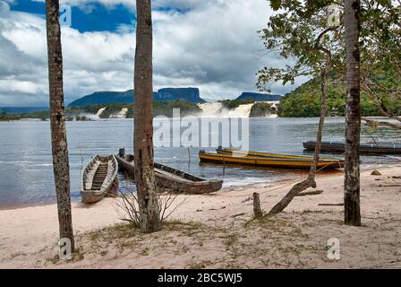 waterfalls in lagoon of Canaima NATIONAL PARK, KUSAR TEPUY behind, boats in front, Venezuela, South America, America Stock Photo