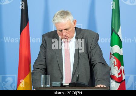 Duesseldorf, Germany. 03rd Apr, 2020. Karl-Josef Laumann (CDU), Minister of Health of North Rhine-Westphalia, speaks during a press conference. The state government will report on the current situation and the measures taken by the state government in the context of the corona pandemic as well as on cross-border cooperation with the Netherlands and Belgium. Credit: Federico Gambarini/dpa/Alamy Live News Stock Photo