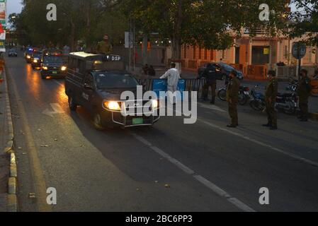 Lahore, Pakistan. 02nd Apr, 2020. Pak-Army and Punjab police personnel patrolling flag march during 10th day complete lockdown due to increasing coronavirus cases in country, as government extended nationwide lockdown for more two weeks, it's a preventive measure against the COVID-19 in Lahore. (Photo by Rana Sajid Hussain/Pacific Press) Credit: Pacific Press Agency/Alamy Live News Stock Photo