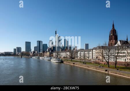 Frankfurt am Main, Blick über den Main auf das Bankenviertel, rechts der Dom Stock Photo