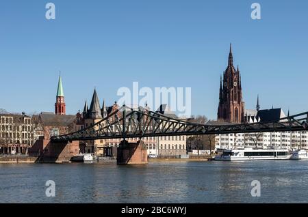 Frankfurt am Main, Blick über den Main auf eisernen Steg, St. Nicolai und Dom Stock Photo