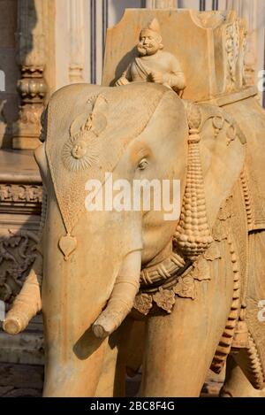 Royal elephant statue, carved from a single block of marble, stands at the Rajendra Pol gateway, Jaipur City Palace, Rajasthan, Western India, Asia. Stock Photo