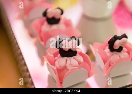 Minnie mouse baby shower best sale table decorations