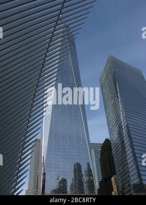 9/11 Memorial (foreground) 1 World Trade Center (background) Stock Photo