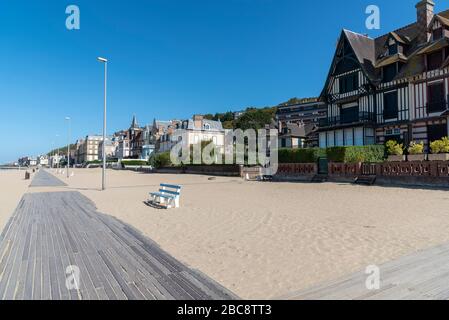 Promenade am Strand von Trouville-sur-Mer, Normandie, Frankreich Stock Photo