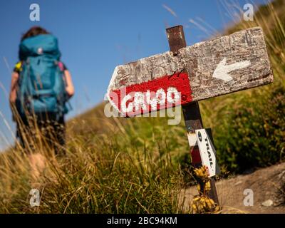 Trekking in the Cantal, signpost of the long-distance hiking trail GR 400 at the Puy de Chavaroche. Stock Photo
