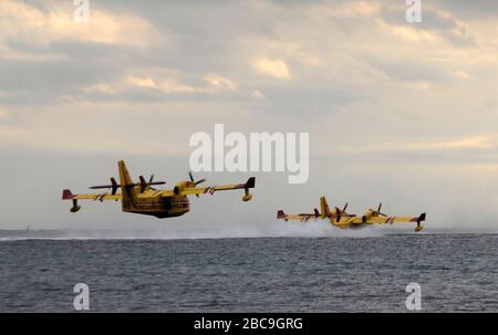 AJAXNETPHOTO. 2017. CANNES, FRANCE. - TANKING UP - CANADAIR CL-415 (BOMBARDIER 415) SUPERSCOOPER FIRE FIGHTING 'WATER BOMBER' FLYING BOATS GET LOADED ON THE BAY OF CANNES.PHOTO:CAROLINE BEAUMONT/AJAX REF:DCJP172410 82 Stock Photo