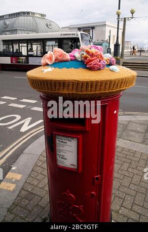 AJAXNETPHOTO. 2019. WORTHING, ENGLAND. - COSY POST - POSTBOX BN11 17030 WITH CUSTOM KNITTED WOOLEN COSY NEAR THE SEA FRONT.PHOTO:JONATHAN EASTLAND/AJAX REF:DP1X191405 168 Stock Photo