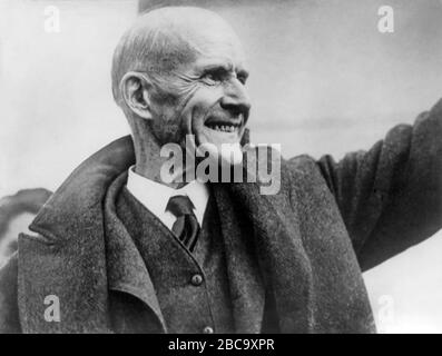 Eugene V. Debs, 5 times Socialist Candidate for President, set free from Prison on Christmas Day, Federal Penitentiary, Atlanta, Georgia, USA, Underwood & Underwood, December 25, 1921 Stock Photo