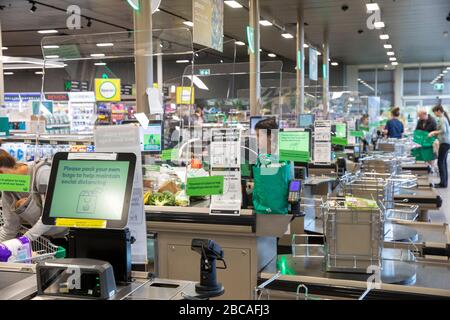 Sydney, Australia. Saturday 4th April 2020.  Woolworths supermarkets have introduced protective screens to prevent COVID-19 transmission at the stores Stock Photo