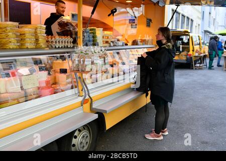 Vienna, Austria. 04th Apr, 2020. The exit restrictions in Austria have been extended to April 13, 2020. Farmers' markets may still be open. Credit: Franz Perc / Alamy Live News Stock Photo