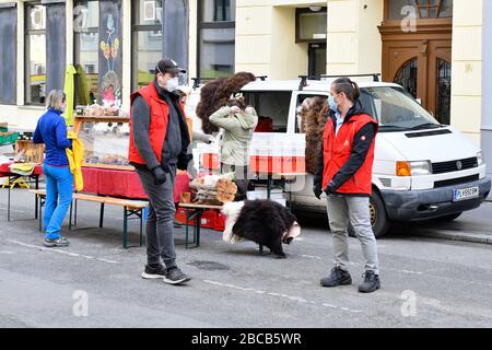 Vienna, Austria. 04th Apr, 2020. The exit restrictions in Austria have been extended to April 13, 2020. Farmers' markets may still be open. Officials from the market office give visitors safety instructions. Credit: Franz Perc / Alamy Live News Stock Photo