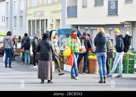 Vienna, Austria. 04th Apr, 2020. The exit restrictions in Austria have been extended to April 13, 2020. Farmers' markets may still be open. Credit: Franz Perc / Alamy Live News Stock Photo