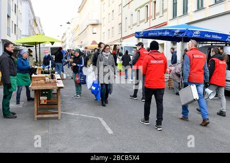 Vienna, Austria. 04th Apr, 2020. The exit restrictions in Austria have been extended to April 13, 2020. Farmers' markets may still be open. Officials from the market office give visitors safety instructions. Credit: Franz Perc / Alamy Live News Stock Photo