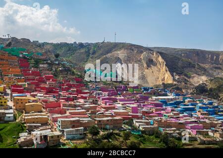 Bogota, Kolumbien - 03. January 2020: Comuna El Paraiso-Tour mit der Seilbahn. The cable supply is used as a primary transport system by 700,000 locat Stock Photo