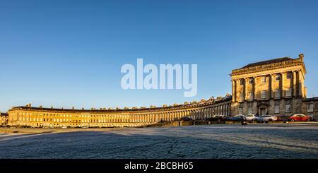 Frosty morning at the Royal Crescent - a row of 30 Georgian terraced houses laid out in a sweeping crescent in the centre of Bath, Somerset, UK Stock Photo