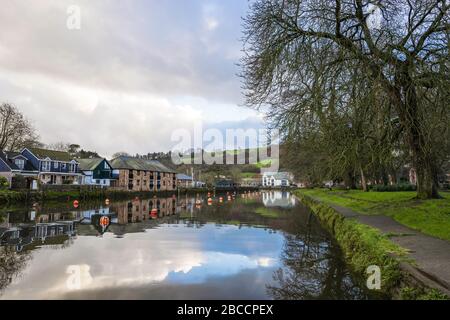 View of the River Dart from Vire Island, Totnes, with the steamer quay visible of the opposite, Bridgetown, bank.  Totnes, Devon, UK. Stock Photo