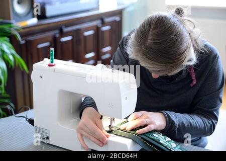 Vienna, Austria. 04th Apr, 2020. The Austrian government has tightened the measures in the fight against the corona virus and has ordered exit restrictions.   After the Austrian government asked people to wear more masks against the virus, many are produced at home.  Credit: Franz Perc / Alamy Live News Stock Photo