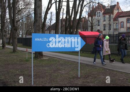 Riga, Latvia. 03rd Apr, 2020. A sign with the inscription 'Analizu nodosanas punkts Covid-19 ' (delivery point for Covid-19 analyses) shows the way to the test station at the Pauls-Stradins-University Hospital. People with suspected Covid-19 can be tested here. Credit: Alexander Welscher/dpa/Alamy Live News Stock Photo