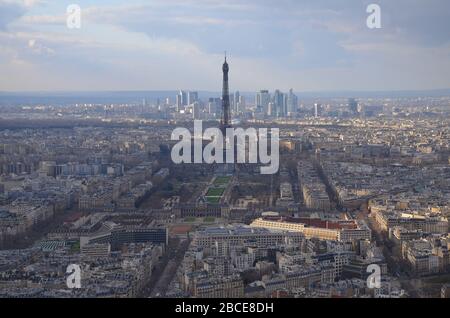 Paris, die Hauptstadt Frankreichs: Blick vom Tour Montparnasse über die Stadt, Panorama mit Eiffelturm Stock Photo