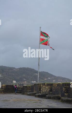 San Sebastian-Donostia im Baskenland, Spanien, an der Atlantik Küste: baskische Flagge auf der Festung