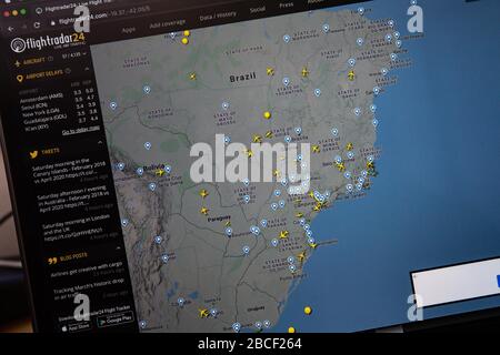 Sao Paulo, Sao Paulo, Brazil. 4th Apr, 2020. Screen of Flight Radar 24 application, which monitors global air traffic in real time. This Saturday morning (04), the application shows that there is almost no aircraft traffic in Sao Paulo, due to the quarantine against the new Coronavirus - Covid19. Credit: Paulo Lopes/ZUMA Wire/Alamy Live News Stock Photo