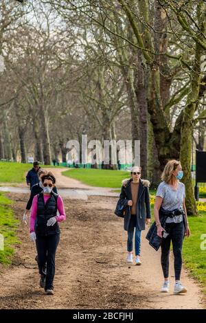 London, UK. 4th Apr 2020. A sunny day and people are out in reasonable numbers, throughout London, to get their daily exercise. The 'lockdown' continues for the Coronavirus (Covid 19) outbreak in London. Credit: Guy Bell/Alamy Live News Stock Photo