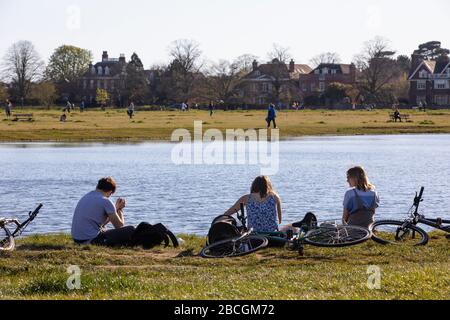 Wimbledon, London, UK. 4th Apr 2020. People enjoy the sunshine and take a break from the constant worry of coronavirus during warmer temperatures this weekend in Wimbledon Common. The UK appears to be adhering to social distancing rules to stop the spread of Covid-19 despite the temptation to go out in the sunny weather. Wimbledon, Southwest London, England, UK Credit: Jeff Gilbert/Alamy Live News Stock Photo