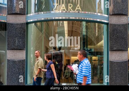 ZARA Showcase a select shoe store on Fifth Avenue. The luxury tents, which are synonymous with Fifth Avenue began to appear when high society moved no Stock Photo