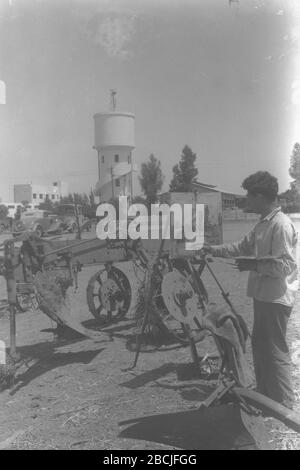 English Kibbutz Member Aharon Giladi Painting During His Free Time In The Yard Of Kibbutz Afikim E I I U I U I O U O O E Ss O E I E O Ss O U E E Ss I O I U 21 May 1940 This Is Available