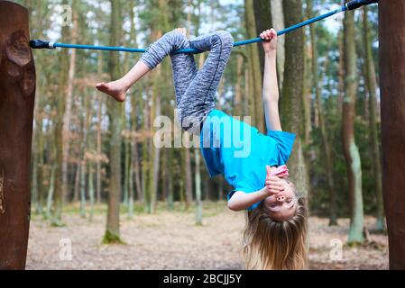 A girl is moving on the rope park's hang, Stock Video