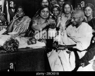 Mahatma Gandhi and Sarojini Naidu at 1942 AICC Session Stock Photo - Alamy