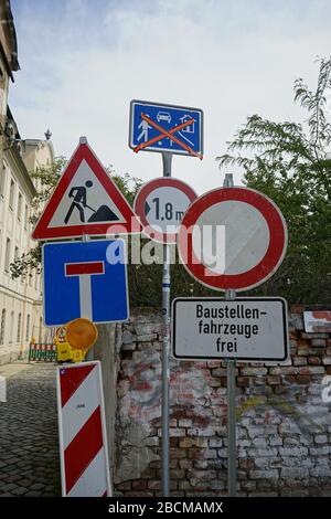 Deutsch Ein Verkehrszeichenwald Mit Von Links Nach Rechts Zeichen 123 Baustelle Zeichen 357 Sackgasse Zeichen 325 Durchgestrichen Beginn Eines Verkehrsberuhigten Bereichs Zeichen 264 Verbot Fur Fahrzeuge Uber Angegebene Breite 1 8 Meter