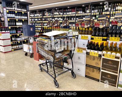 Santa Barbara, California, USA. 30th Mar, 2020. Wine and beer are popular items at this Safeway grocery store in Goleta, California, during the stressful times of Covid-19, but deliveries are being made and shelves quickly re-stocked: much more so than toilet paper. Credit: Amy Katz/ZUMA Wire/Alamy Live News Stock Photo