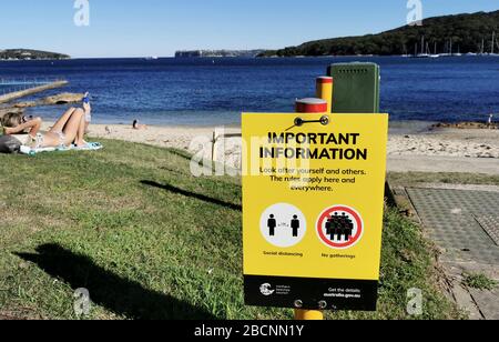 Sydney. 4th Apr, 2020. Photo taken on April 4, 2020 shows a notice on the beach reminding people of social distancing in Sydney, Australia. According to the Department of Health there had been 5,635 confirmed cases as of Sunday morning -- an increase of only 3.3 percent from 5,454 as of Saturday morning. Credit: Bai Xuefei/Xinhua/Alamy Live News Stock Photo