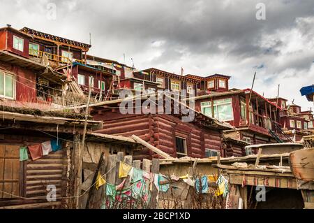 Shanty town of huts on a hillside at the Buddhist encampment at Yarchen Gar in the Tibetan part of Sichuan Province, China. Stock Photo