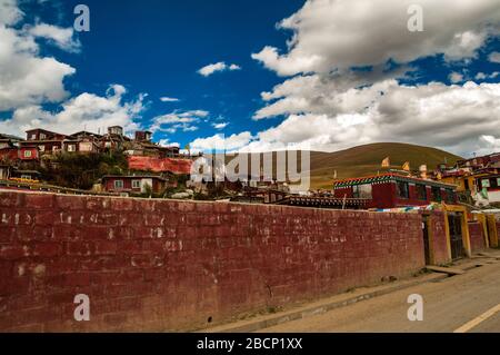 Shanty town of huts on a hillside at the Buddhist encampment at Yarchen Gar in the Tibetan part of Sichuan Province, China. Stock Photo