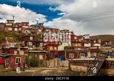 Shanty town of huts on a hillside at the Buddhist encampment at Yarchen Gar in the Tibetan part of Sichuan Province, China. Stock Photo