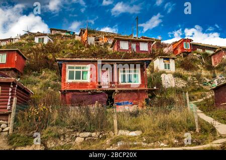 Shanty town of huts on a hillside at the Buddhist encampment at Yarchen Gar in the Tibetan part of Sichuan Province, China. Stock Photo