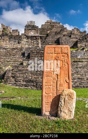 Stela (replica) in front of temples at Acropolis, Maya ruins at Tonina archaeological site, near Ocosingo, Chiapas, Mexico Stock Photo