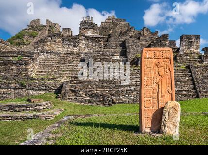 Stela (replica) in front of temples at Acropolis, Maya ruins at Tonina archaeological site, near Ocosingo, Chiapas, Mexico Stock Photo