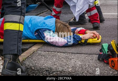 Emergency service personnel free an injured driver at the scene of a traffic accident during a training exercise.  firefighters, paramedics and Italia Stock Photo