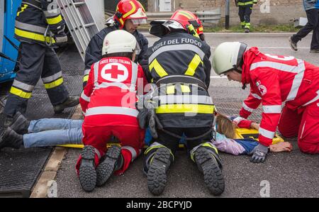 Emergency service personnel free an injured driver at the scene of a traffic accident during a training exercise.  firefighters, paramedics and Italia Stock Photo