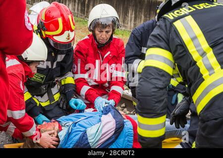 Emergency service personnel free an injured driver at the scene of a traffic accident during a training exercise.  firefighters, paramedics and Italia Stock Photo