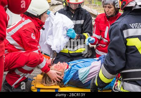 Emergency service personnel free an injured driver at the scene of a traffic accident during a training exercise.  firefighters, paramedics and Italia Stock Photo