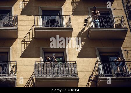 Barcelona, Spain. 5th Apr, 2020. A musician plays a bass on his balcony watched by his neighbors at the beginning of the fourth week of a nationwide lockdown due to the continuous spread of the virus. Spain registered again over 700 fatalities at the third consecutive day of a falling daily death toll summing up to over 12000 in total. Credit: Matthias Oesterle/Alamy Live News Stock Photo