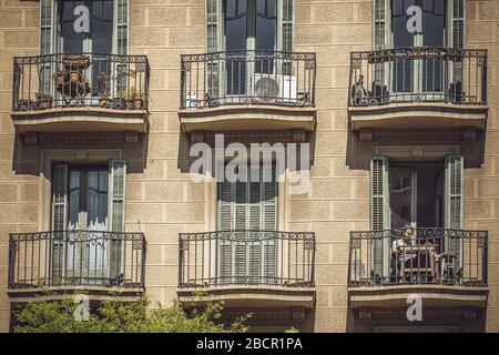 Barcelona, Spain. 5th Apr, 2020. A resident reads a book in the sun on his balcony at the beginning of the fourth week of a nationwide lockdown due to the continuous spread of the virus. Spain registered again over 700 fatalities at the third consecutive day of a falling daily death toll summing up to over 12000 in total. Credit: Matthias Oesterle/Alamy Live News Stock Photo