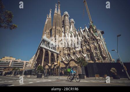 Barcelona, Spain. 5th Apr, 2020. A bike courier rides past a deserted Sagrada Familia Basilica on Palm Sunday, marking the beginning of the fourth week of a nationwide lockdown due to the continuous spread of the virus. Spain registered again over 700 fatalities at the third consecutive day of a falling daily death toll summing up to over 12000 in total. Credit: Matthias Oesterle/Alamy Live News Stock Photo