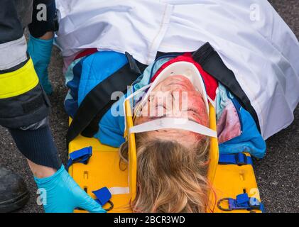 Emergency service personnel free an injured driver at the scene of a traffic accident during a training exercise.  firefighters, paramedics and Italia Stock Photo