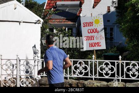Sydney. 4th Apr, 2020. Photo taken on April 4, 2020 shows a notice of asking people to stay at home in Fairlight, Sydney, Australia. Credit: Bai Xuefei/Xinhua/Alamy Live News Stock Photo